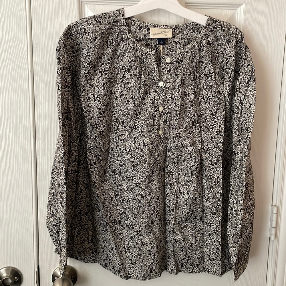 NWT Size M Black Floral Half Button Down Long-Sleeve Blouse